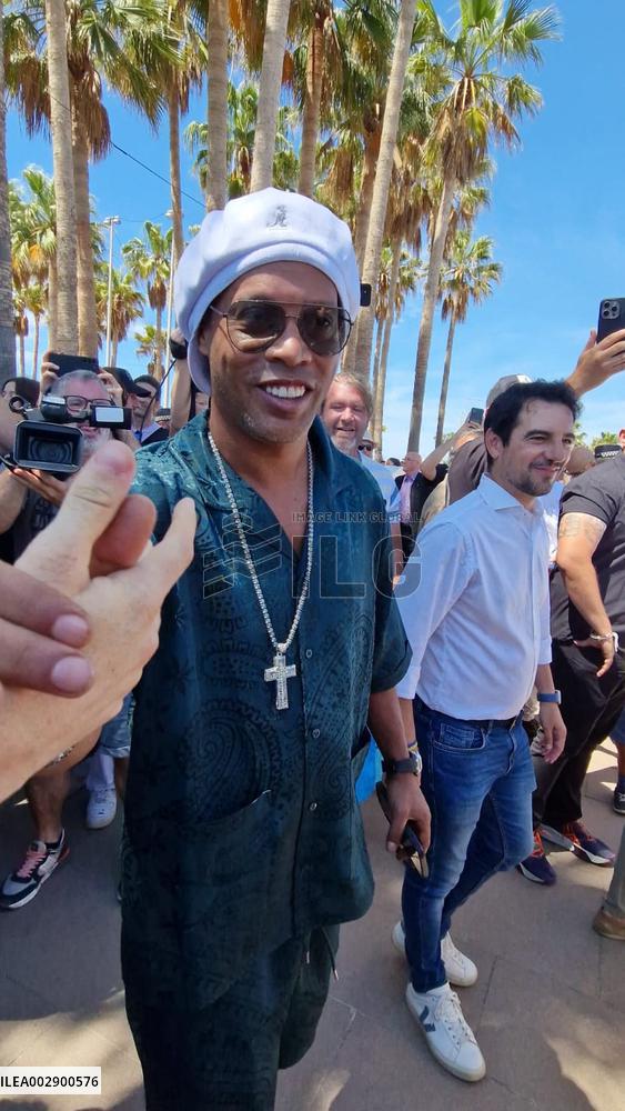 Ronaldinho arrives in Castelldefels - Spain