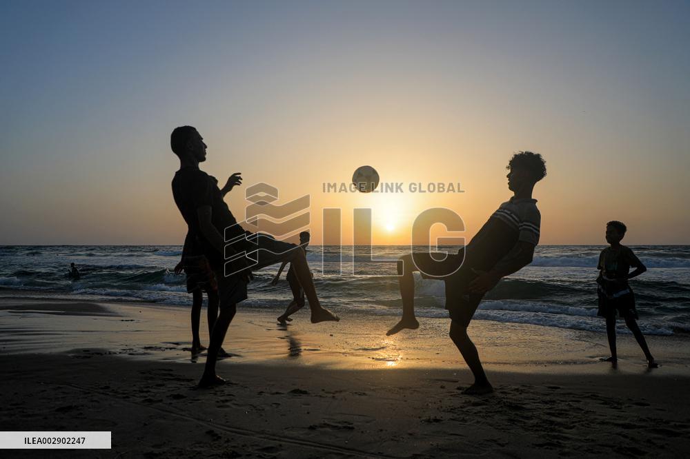 MIDEAST-GAZA-BEACH-DAILY LIFE-LEISURE