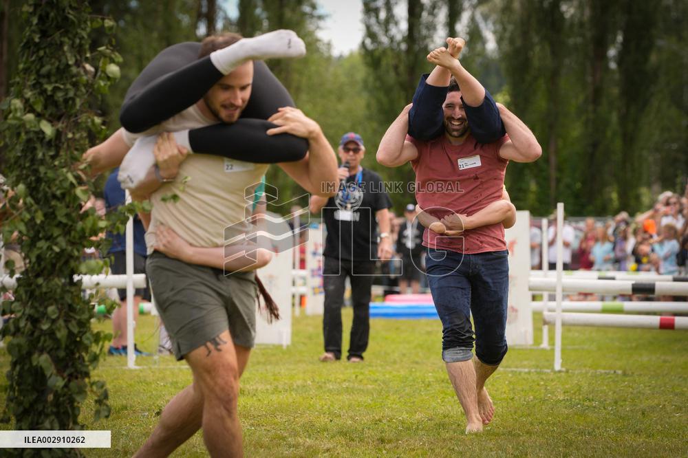 CANADA-BRITISH COLUMBIA-BURNABY-WIFE-CARRYING CONTEST