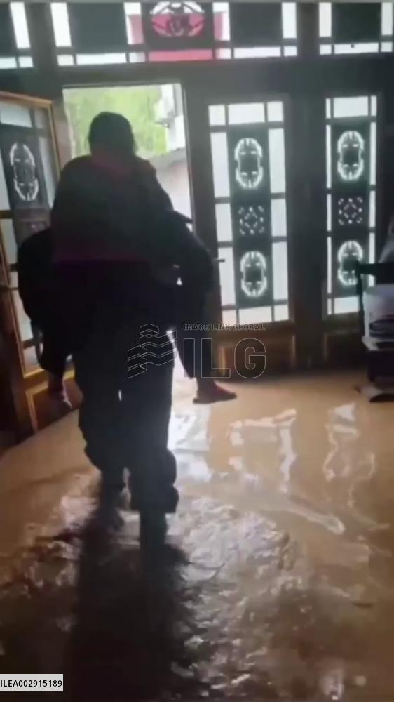 Rescue teams go all out to transfer flood-stranded residents in E China