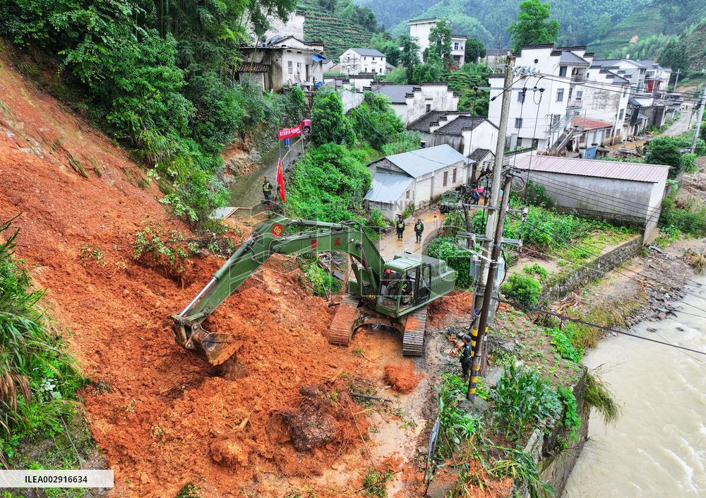 CHINA-ANHUI-HUANGSHAN-HEAVY RAINFALL-RELIEF WORK (CN)