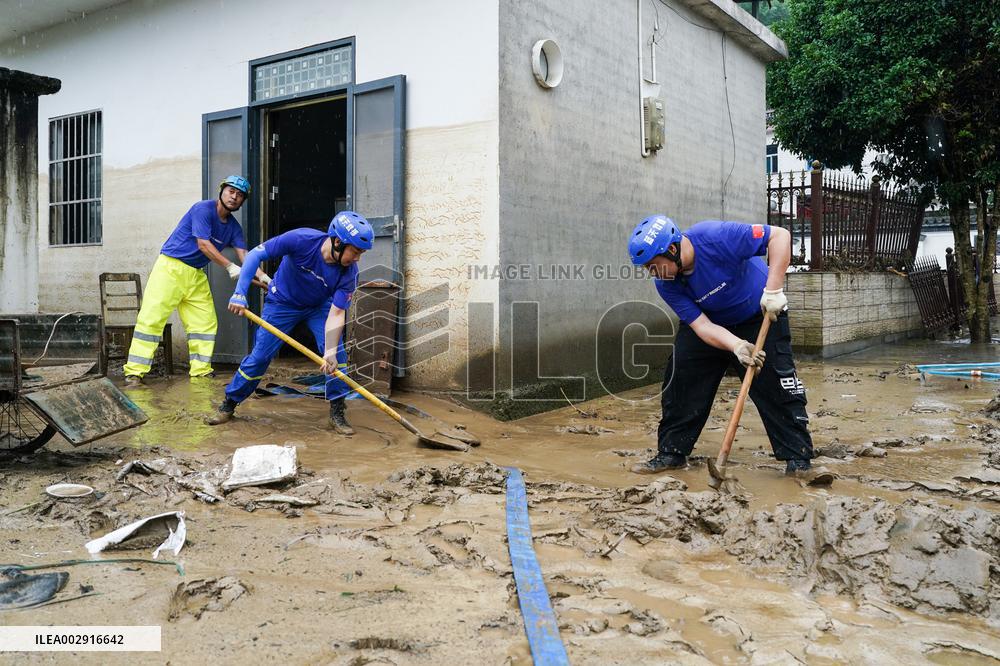 CHINA-ANHUI-HUANGSHAN-HEAVY RAINFALL-RELIEF WORK (CN)