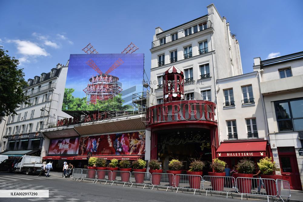 Moulin Rouge cabaret in reparations works in Paris FA