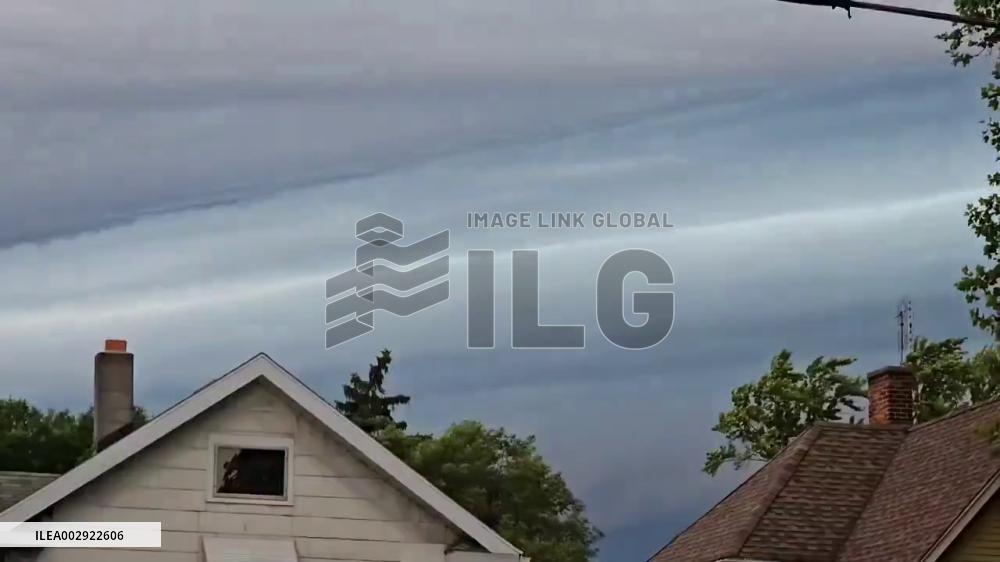 US: Shelf Cloud Rolls Through Northern Ohio Amid Storms