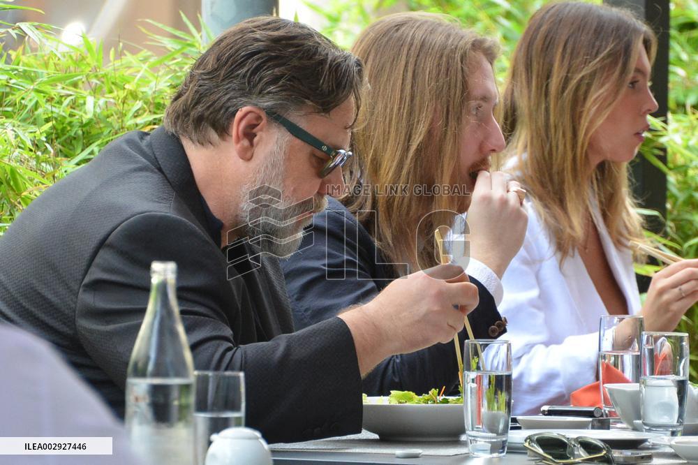 Russell Crowe And Family Having Lunch At Armani Nobu - Milan