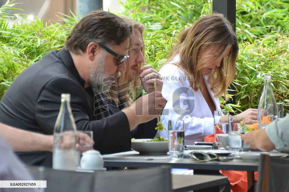 Russell Crowe And Family Having Lunch At Armani Nobu - Milan