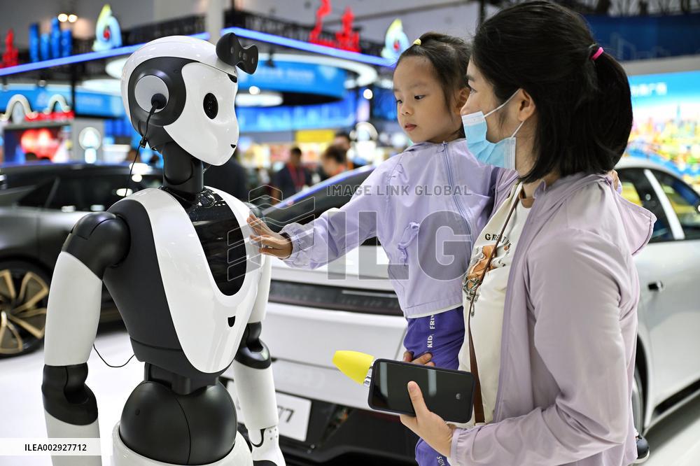 (Summer Davos) Xinhua Headlines: From AI to new energy, China's emerging industries a boon for the world