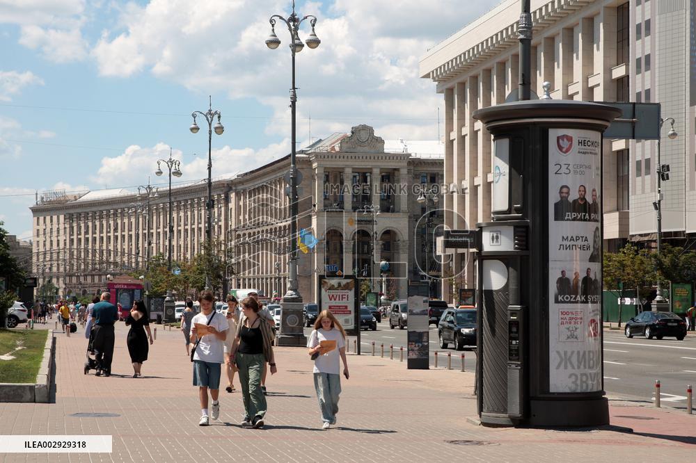 Architecture of Maidan Nezalezhnosti and Khreshchatyk Street in Kyiv