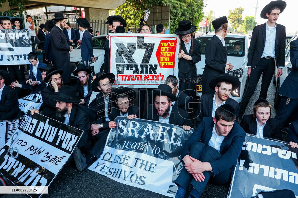 Ultra-Orthodox Jews Protest Army Conscription - Israel