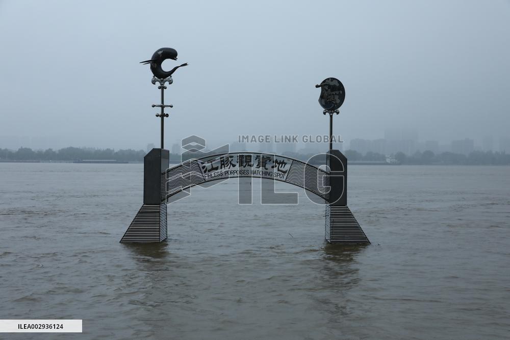 Yangtze River Exceeds Warning Water Level in Nanjing