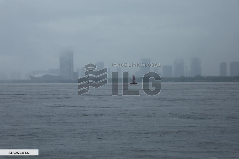 Yangtze River Exceeds Warning Water Level in Nanjing