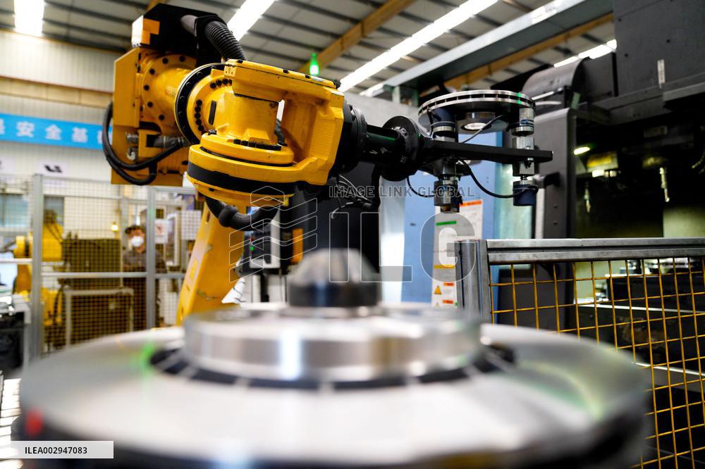 Xinhua Headlines: Made-in-China robots empower upgrading of manufacturing industry