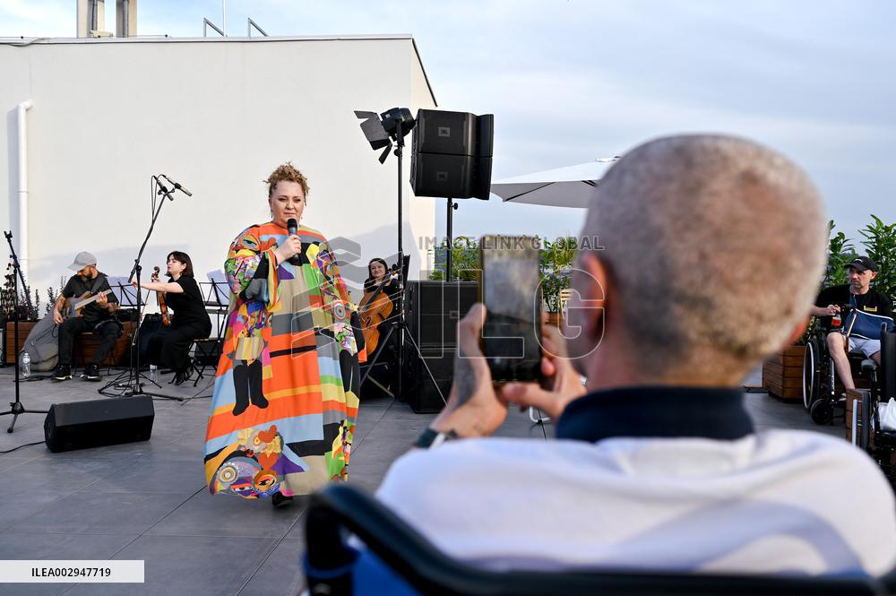 Nino Katamadze sings for Ukrainian military personnel undergoing rehabilitation in Lviv