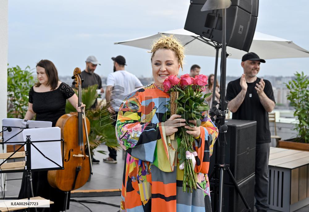 Nino Katamadze sings for Ukrainian military personnel undergoing rehabilitation in Lviv