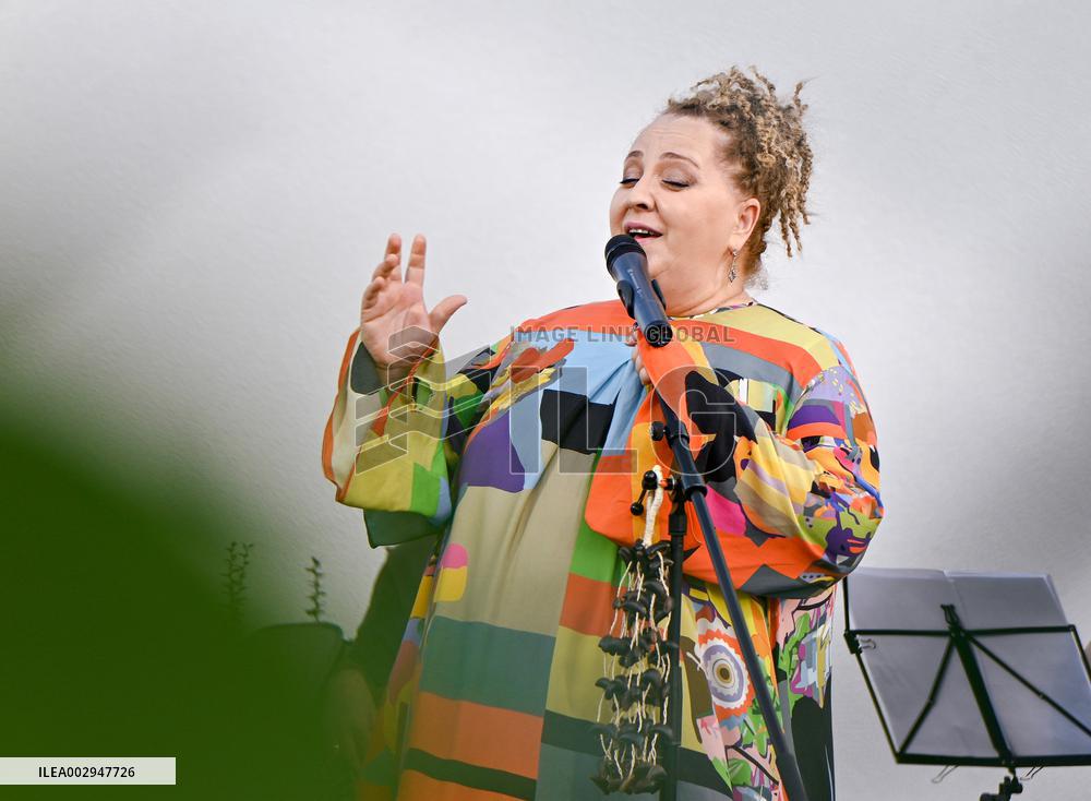 Nino Katamadze sings for Ukrainian military personnel undergoing rehabilitation in Lviv