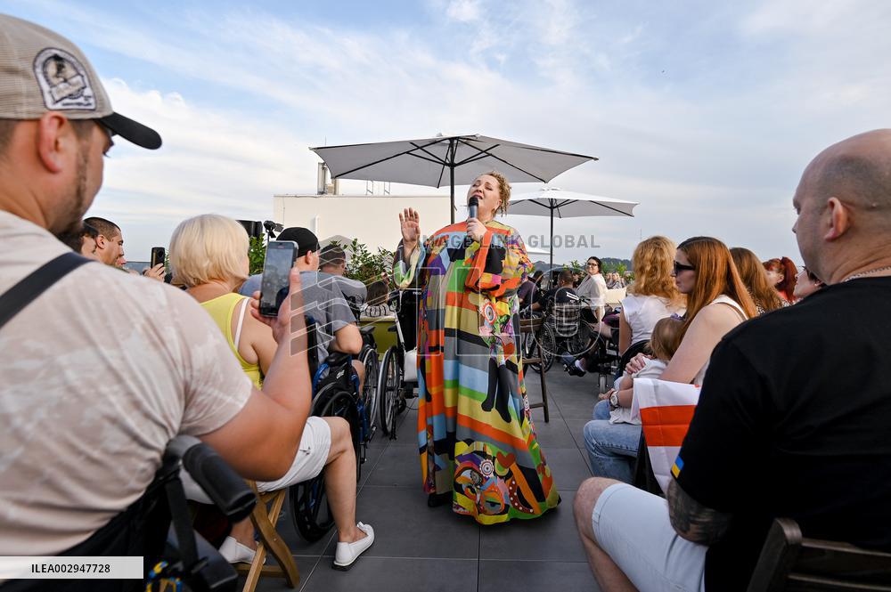 Nino Katamadze sings for Ukrainian military personnel undergoing rehabilitation in Lviv
