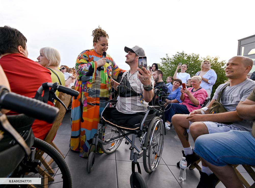 Nino Katamadze sings for Ukrainian military personnel undergoing rehabilitation in Lviv