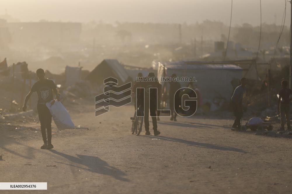 Palestinians Flee Khan Younis - Gaza Strip