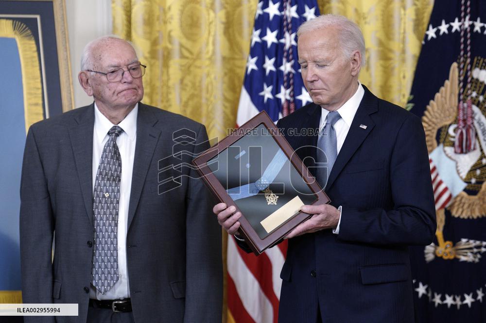 Joe Biden awards a Medal of Honor - Washington