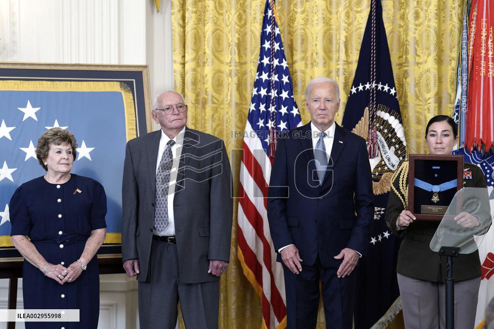 Joe Biden awards a Medal of Honor - Washington
