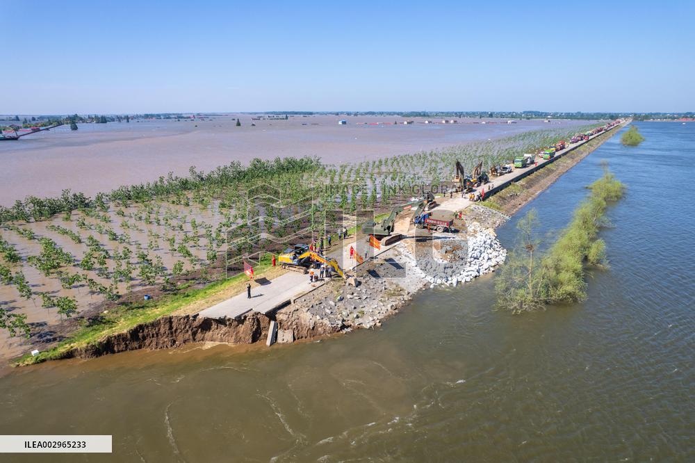 Dike Breach Repairs In China's Second-Largest Freshwater Lake