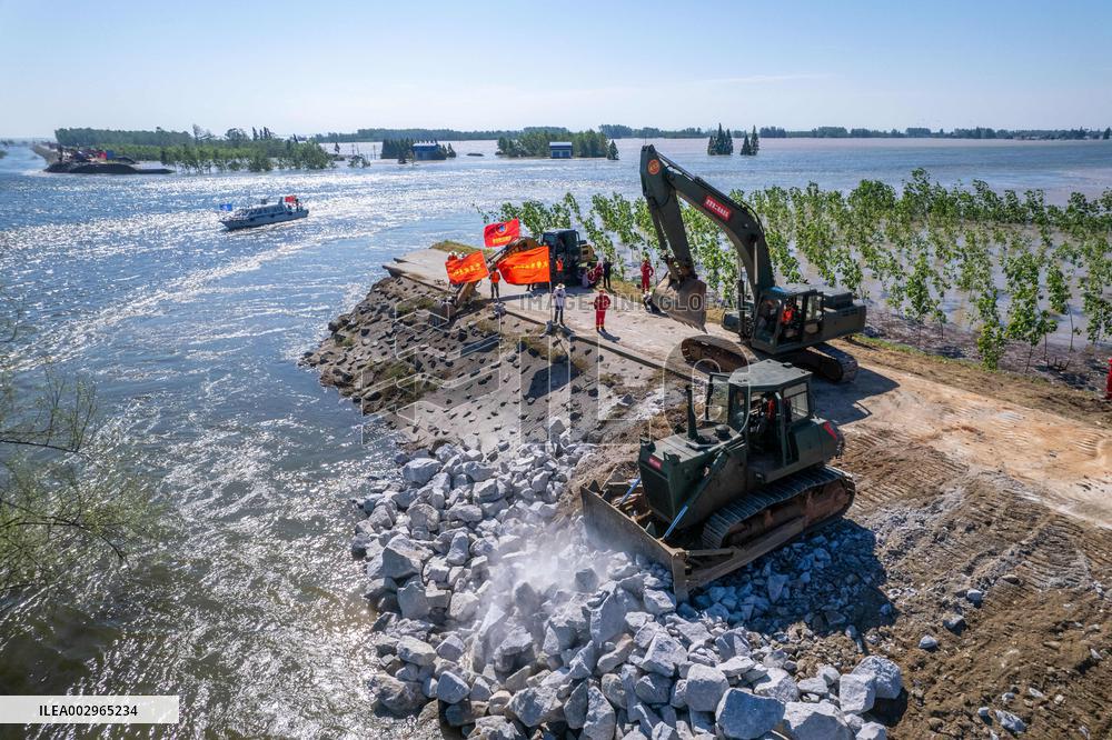 Dike Breach Repairs In China's Second-Largest Freshwater Lake