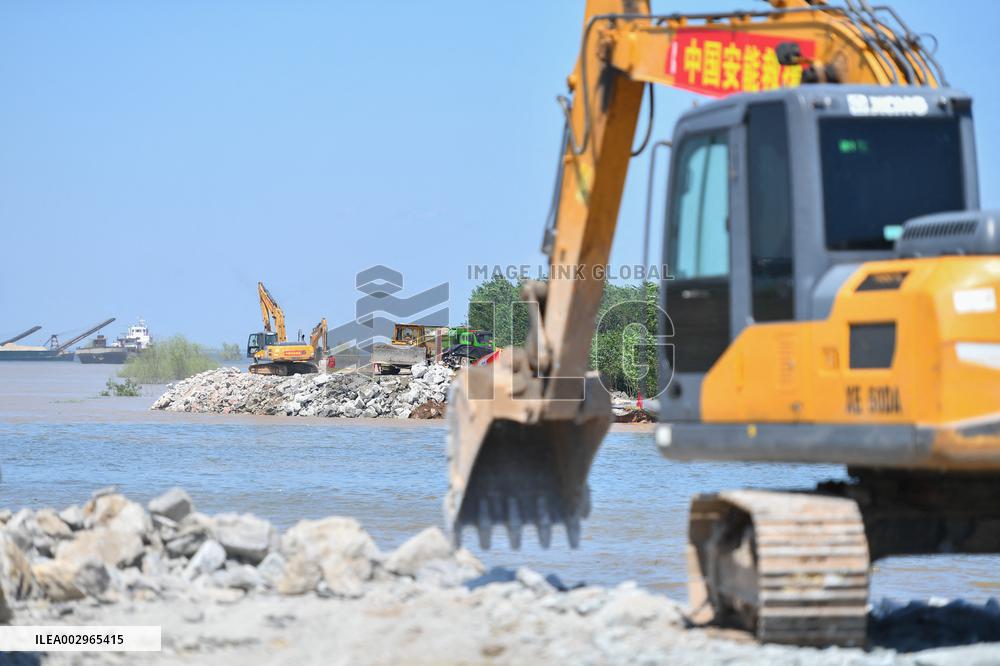 (FOCUS)CHINA-HUNAN-DONGTING LAKE-DIKE BREACH-RESCUE (CN)
