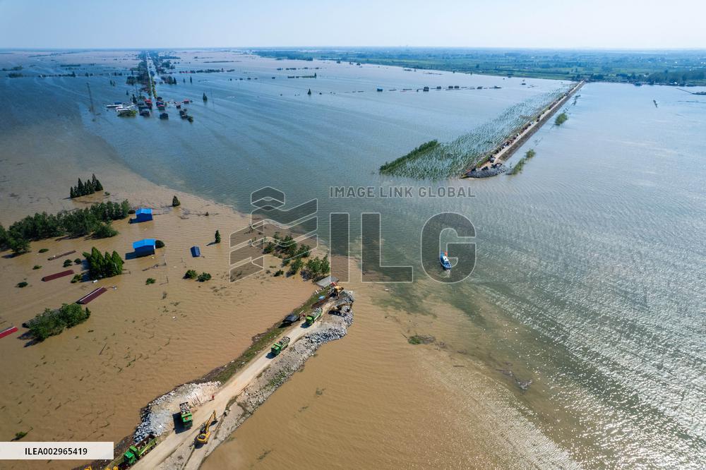 (FOCUS)CHINA-HUNAN-DONGTING LAKE-DIKE BREACH-RESCUE (CN)