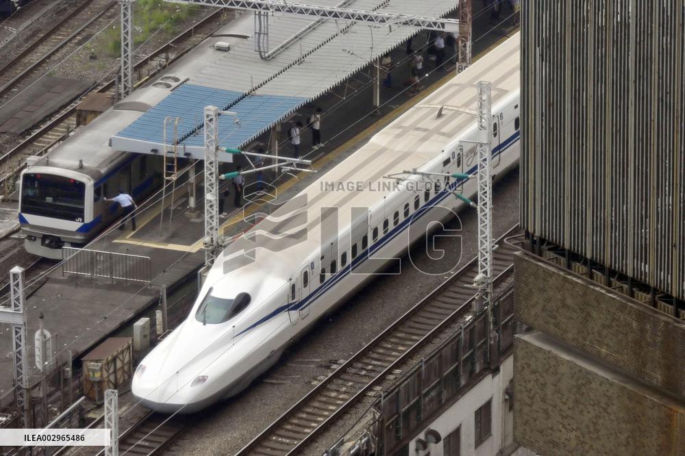 Power failure halts Tokyo-Osaka bullet train services