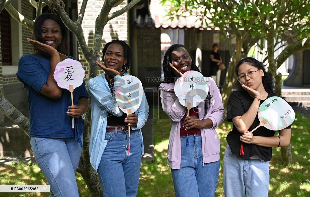 (Int'l Exchange)CHINA-HAINAN-HAIKOU-FOREIGNERS-LACQUER FAN (CN)