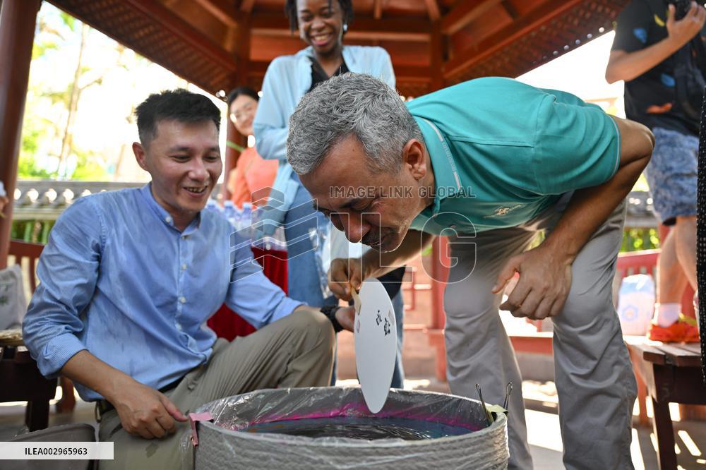 (Int'l Exchange)CHINA-HAINAN-HAIKOU-FOREIGNERS-LACQUER FAN (CN)