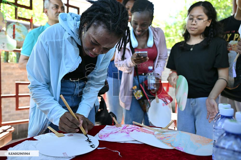 (Int'l Exchange)CHINA-HAINAN-HAIKOU-FOREIGNERS-LACQUER FAN (CN)