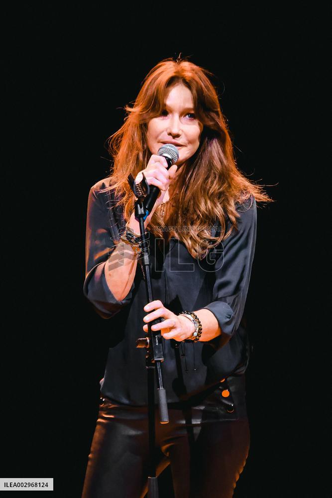 Carla Bruni Performs - Milan