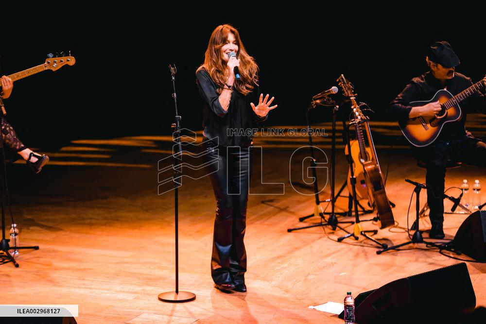 Carla Bruni Performs - Milan
