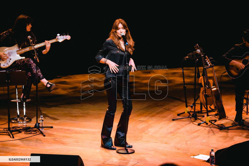 Carla Bruni Performs - Milan