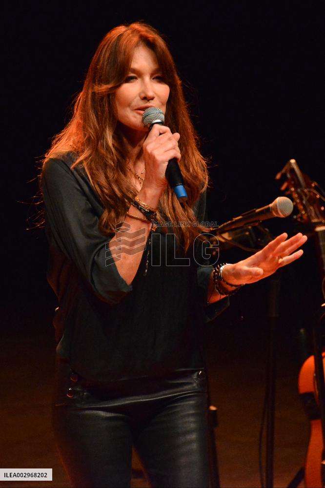 Carla Bruni Performs - Milan
