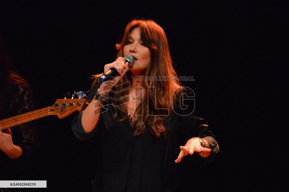 Carla Bruni Performs - Milan