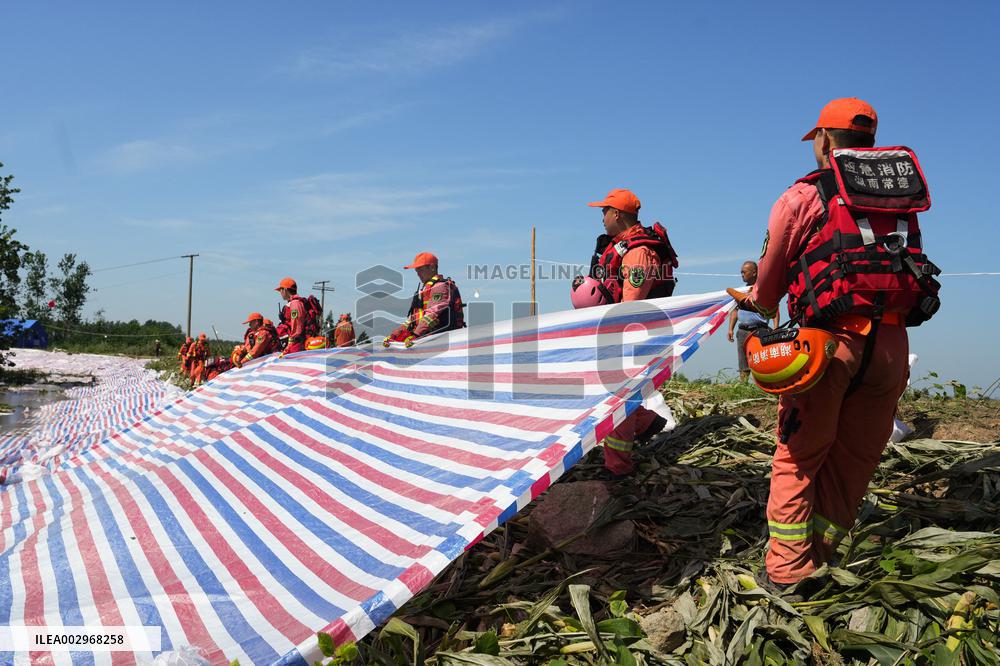 (FOCUS)CHINA-HUNAN-DONGTING LAKE-DIKE BREACH-EMBANKMENT STRENGTHENING (CN)