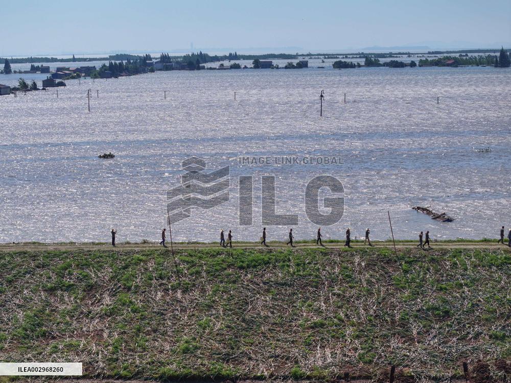 (FOCUS)CHINA-HUNAN-DONGTING LAKE-DIKE BREACH-EMBANKMENT STRENGTHENING (CN)