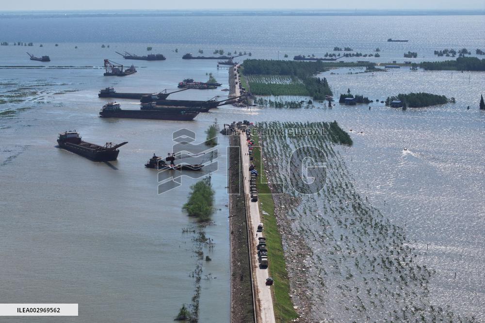 (FOCUS) CHINA-HUNAN-DONGTING LAKE-DIKE BREACH-BLOCKING (CN)