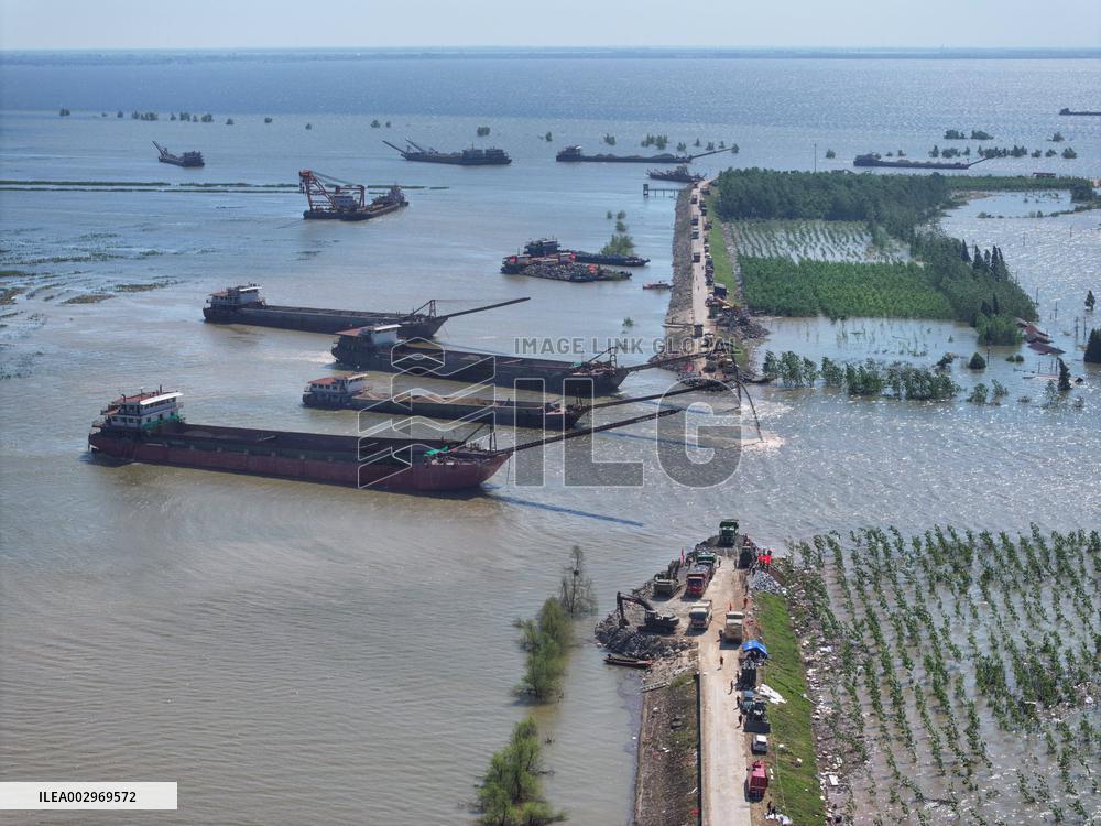 (FOCUS) CHINA-HUNAN-DONGTING LAKE-DIKE BREACH-BLOCKING (CN)