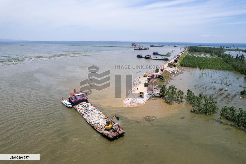 (FOCUS) CHINA-HUNAN-DONGTING LAKE-DIKE BREACH-BLOCKING (CN)
