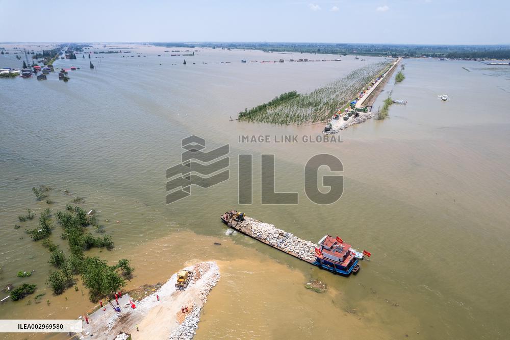 (FOCUS) CHINA-HUNAN-DONGTING LAKE-DIKE BREACH-BLOCKING (CN)