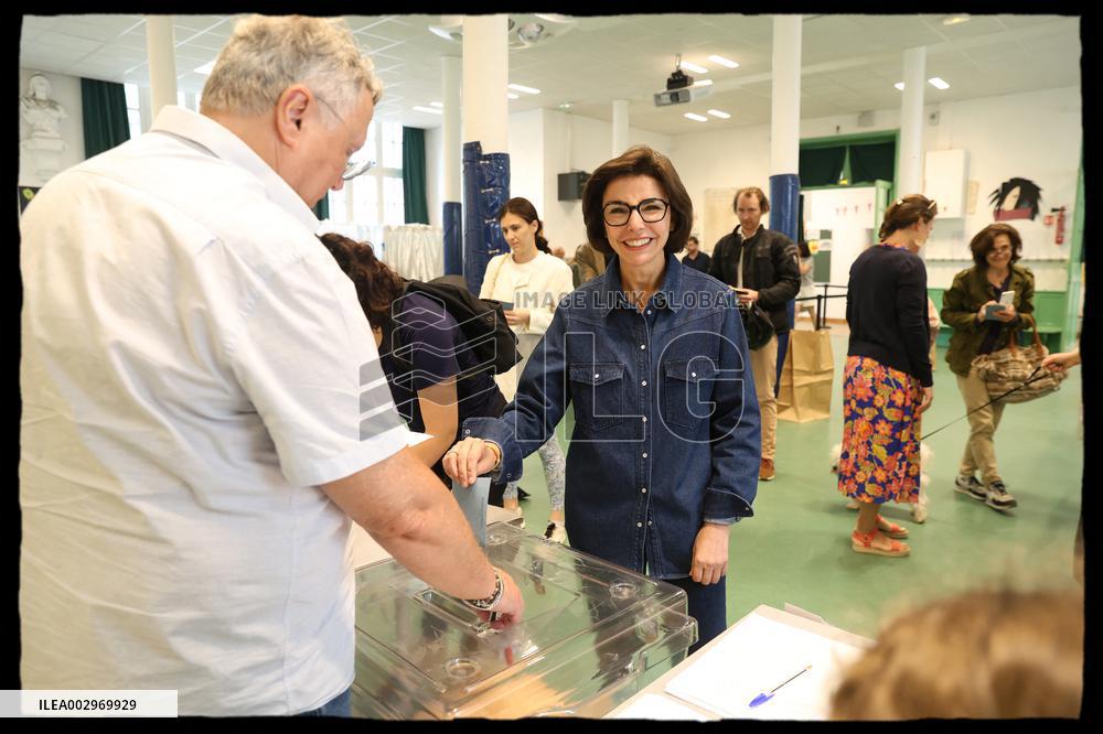 Minister Of Culture Rachida Dati Votes - Paris