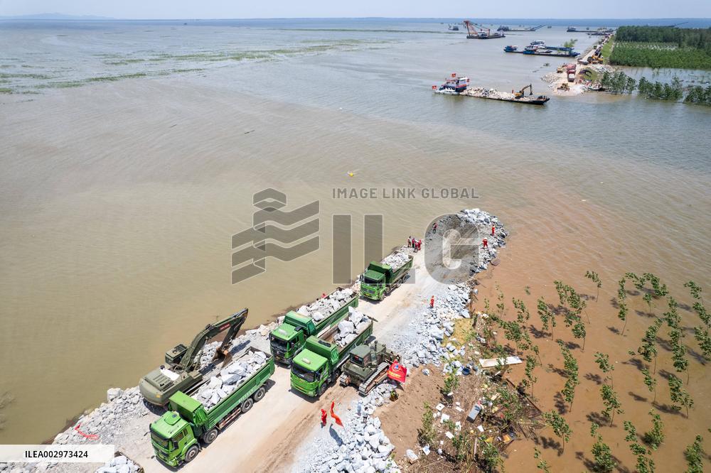 Work Begins Sealing Breach At Freshwater Lake - China
