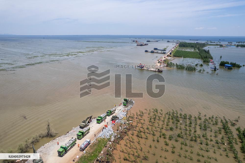 Work Begins Sealing Breach At Freshwater Lake - China