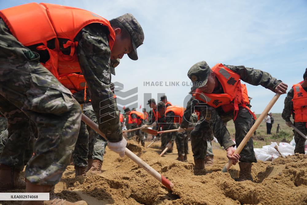 (SpotNews)CHINA-HUNAN-HUARONG-EMBANKMENT-PIPING (CN)