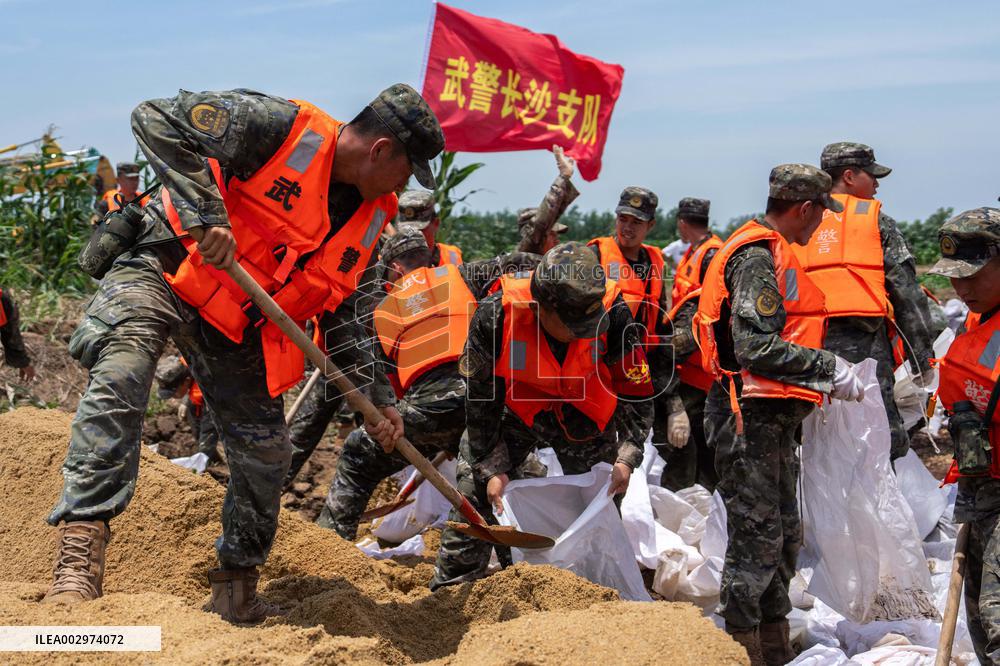 (SpotNews)CHINA-HUNAN-HUARONG-EMBANKMENT-PIPING (CN)