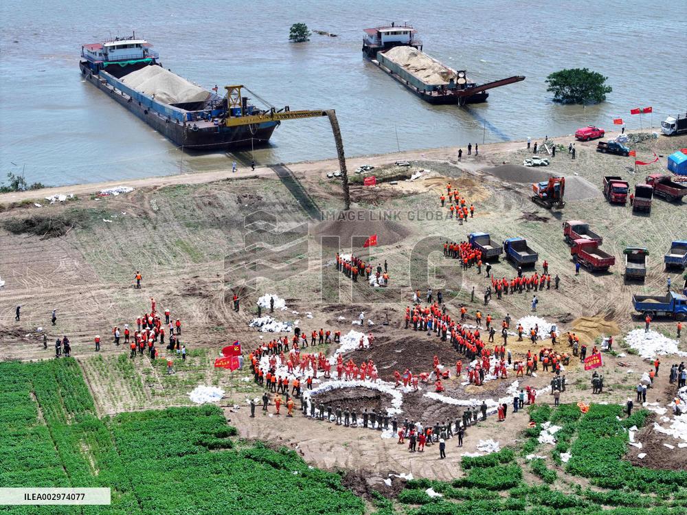 (SpotNews)CHINA-HUNAN-HUARONG-EMBANKMENT-PIPING (CN)