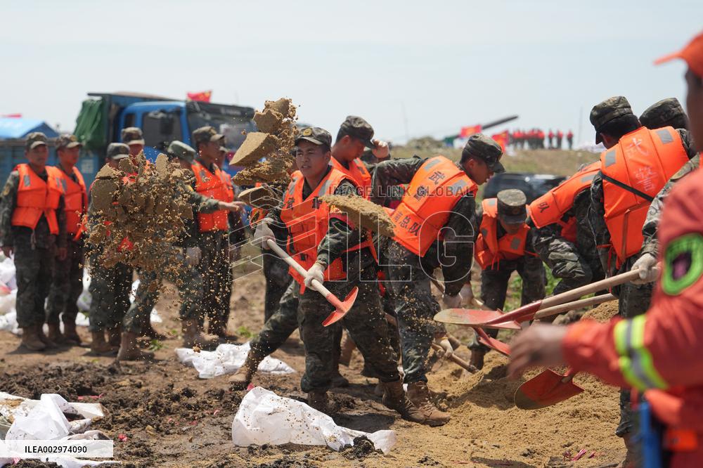 (SpotNews)CHINA-HUNAN-HUARONG-EMBANKMENT-PIPING (CN)